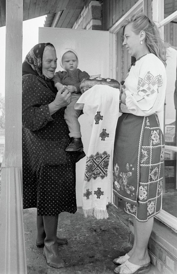 Residents of the village of Maryanovka greet evacuees from the vicinity of the Chernobyl Nuclear Power Plant. - Sputnik International