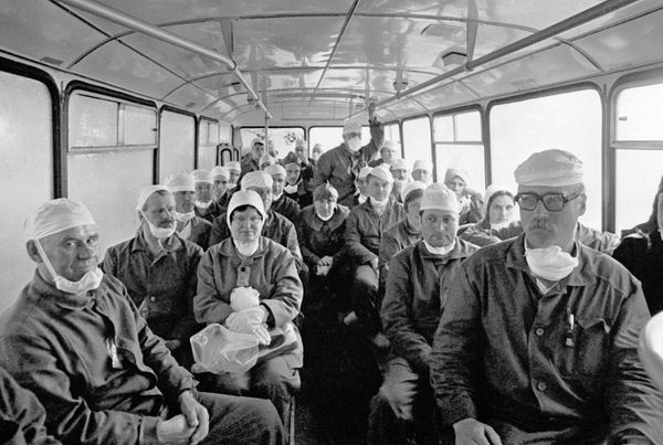 A group of specialists departs for the Chernobyl Nuclear Power Plant to help deal with the aftermath of the disaster. - Sputnik International