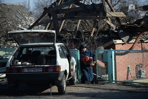 Houses in the vicinity of Donetsk airport - which underwent fierce fighting in 2014 and 2015 - have been particularly badly damaged.Photo: A house in the Oktyabrsky village, whose owner removes what few remnants are left. - Sputnik International