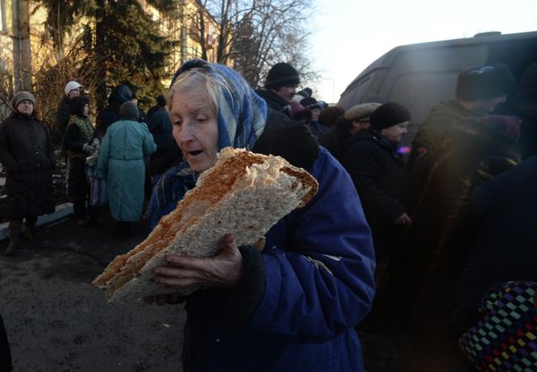 Hunger, no water, no heat, no medicine. These were the conditions for civilians who had nowhere to go. The elderly were forced to stand in long queues to get at least some food, risking being hit by mortar fire from the Ukrainian armed forces, who also shelled those receiving humanitarian aid.Photo: An elderly resident of Debaltsevo receives bread from the Donbass People’s Militia, February 2015. - Sputnik International