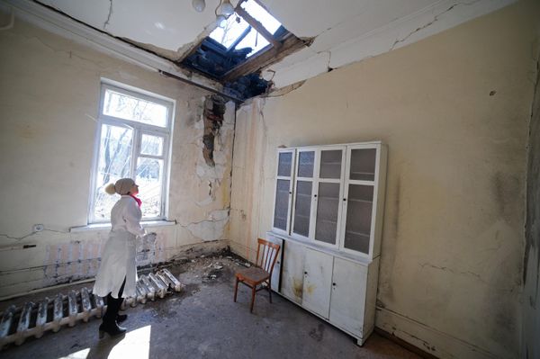 On 11 February 2015, a shell belonging to the Ukrainian armed forces hit Donetsk City Hospital No 20, according to what the Donetsk News Agency was told by the DPR Emergencies Ministry's press office. The shells hit a neurology department and a laboratory for blood sampling. A nurse and seven people who were in the department received shrapnel wounds. A man who was walking on a bridge near the hospital at the time of the shelling was killed.Photo: a staff member inspecting the damage at Donetsk's City Hospital No 20. - Sputnik International