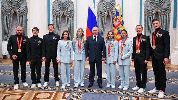 Russian President Vladimir Putin poses for a photo with Olympic champions Alexey Chervotkin, Mark Kondratyuk, Nikita Katsalapov, Kamila Valieva, Viktoria Sinitsina, Anastasia Mishina, Veronika Stepanova, Denis Spitsov and Aleksandr Galliamov during a state awards ceremony for Russian athletes - gold medalists of the 2022 Beijing Olympic Winter Games at the Kremlin in Moscow, Russia - Sputnik International
