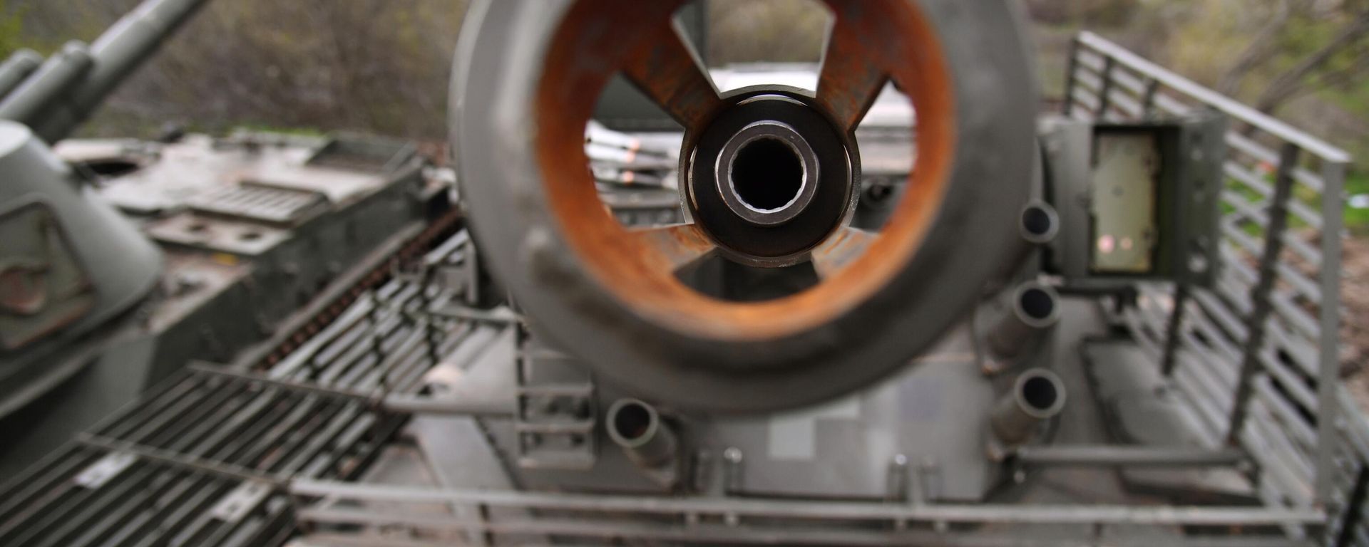 A cannon on an armored personnel carrier BTR-4 left by the Ukrainian Armed Forces in Kupyansk. - Sputnik International, 1920, 26.04.2022