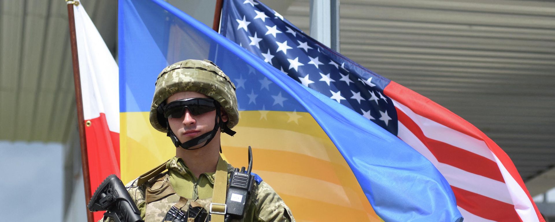 A Ukrainian serviceman poses during the Three Swords 2021 multinational military exercise of the Lithuanian-Polish-Ukrainian Brigade at the International Peacekeeping Security Centre near Yavoriv, western Ukraine, on July 27, 2021 - Sputnik International, 1920, 29.04.2022