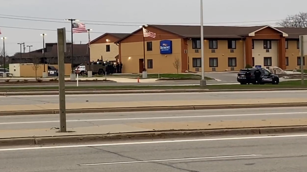 A large police presence in Waukesha outside the Baymont Inn on April 29, 2022. - Sputnik International