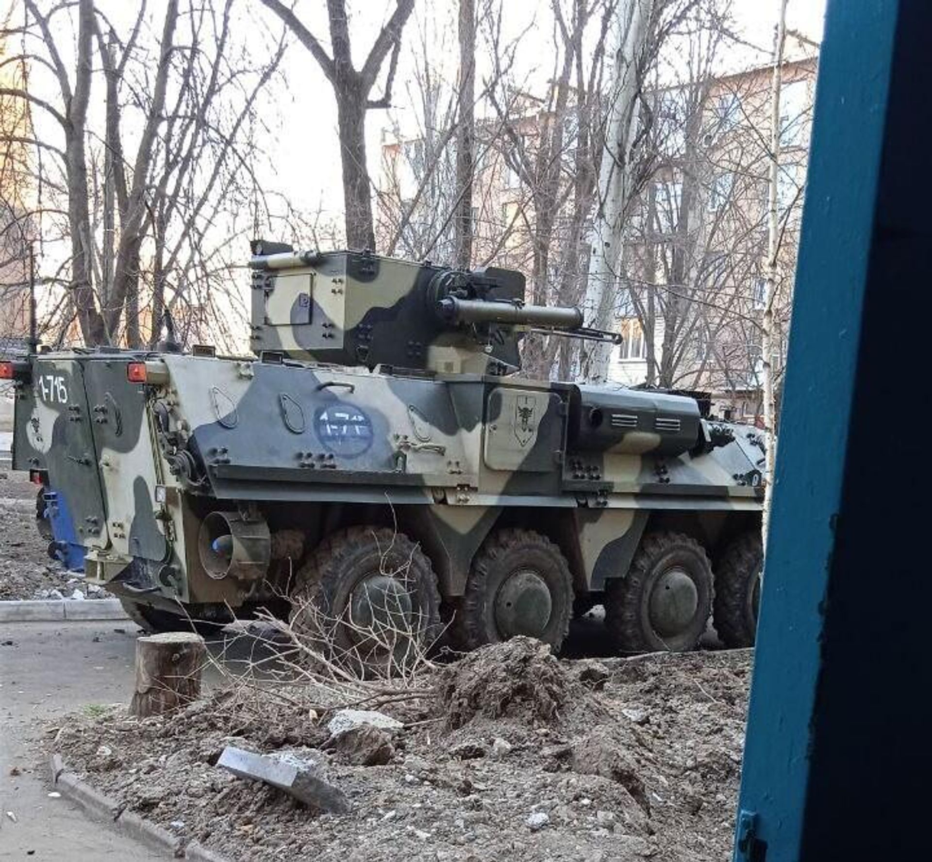 An armoured personnel carrier (APC) allegedly belonging to Azov Battalion placed in one of Mariupol's courtyards - Sputnik International, 1920, 30.04.2022