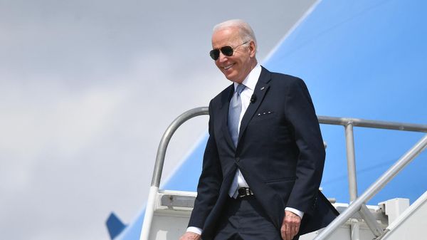 US President Joe Biden steps off Air Force One upon arrival at Portland International Airport in Portland, Oregon on April 21, 2022. (Photo by MANDEL NGAN / AFP) - Sputnik International