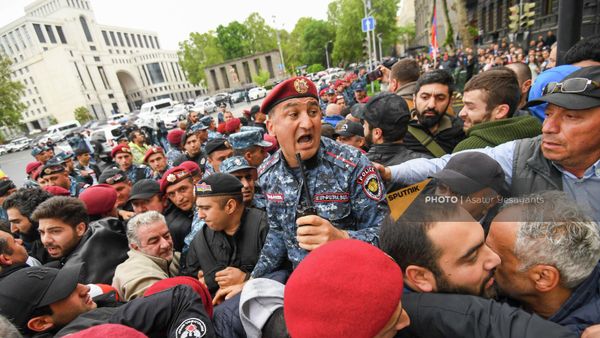 Police have started arresting protesters in Yerevan, Armenia that are blocking the central streets of the city in a massive opposition protest demanding the resignation of Prime Minister Nikol Pashinyan.  - Sputnik International