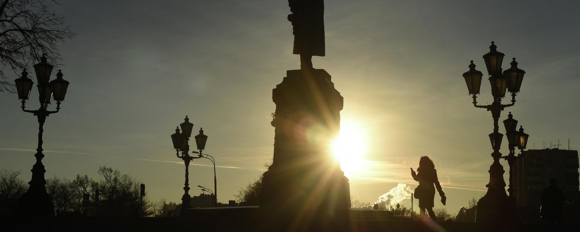 A woman walks past a monument to Russian poet Alexander Pushkin at sunset in central Moscow on November 21, 2016.  - Sputnik International, 1920, 02.05.2022