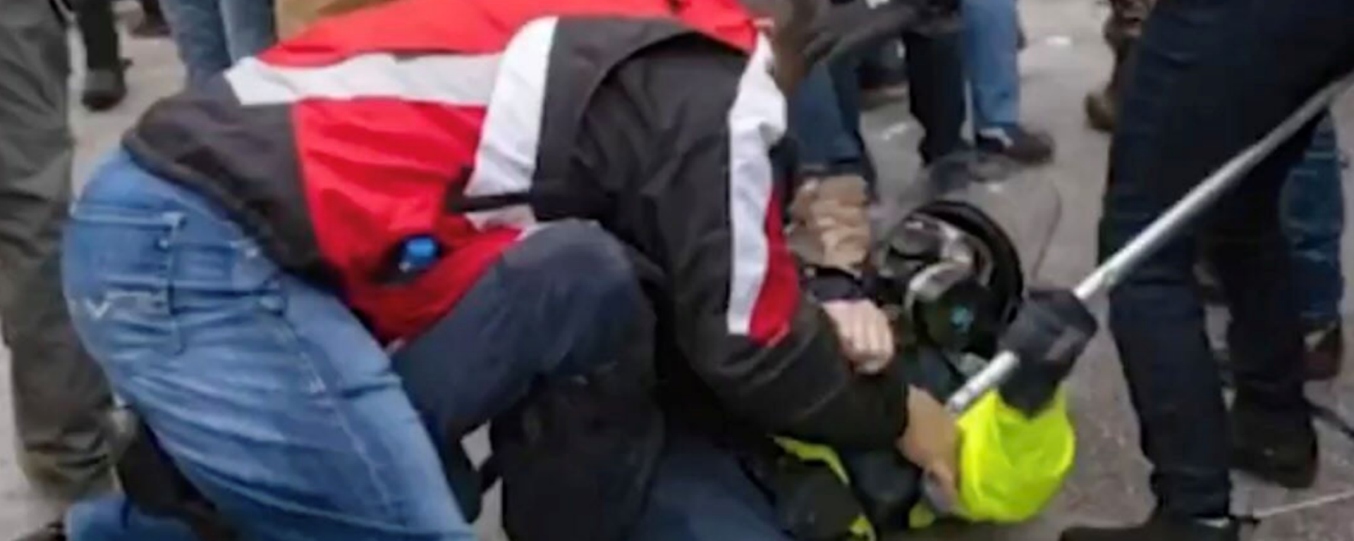 A still from a video included in a US Department of Justice complaint showing New York Police Department (NYPD) officer Thomas Webster on top of Metropolitan Police Department (MPD) officer Noah Rathbun, attempting to remove his gas mask during a confrontation in the US Capitol Insurrection on January 6, 2021. - Sputnik International, 1920, 02.05.2022