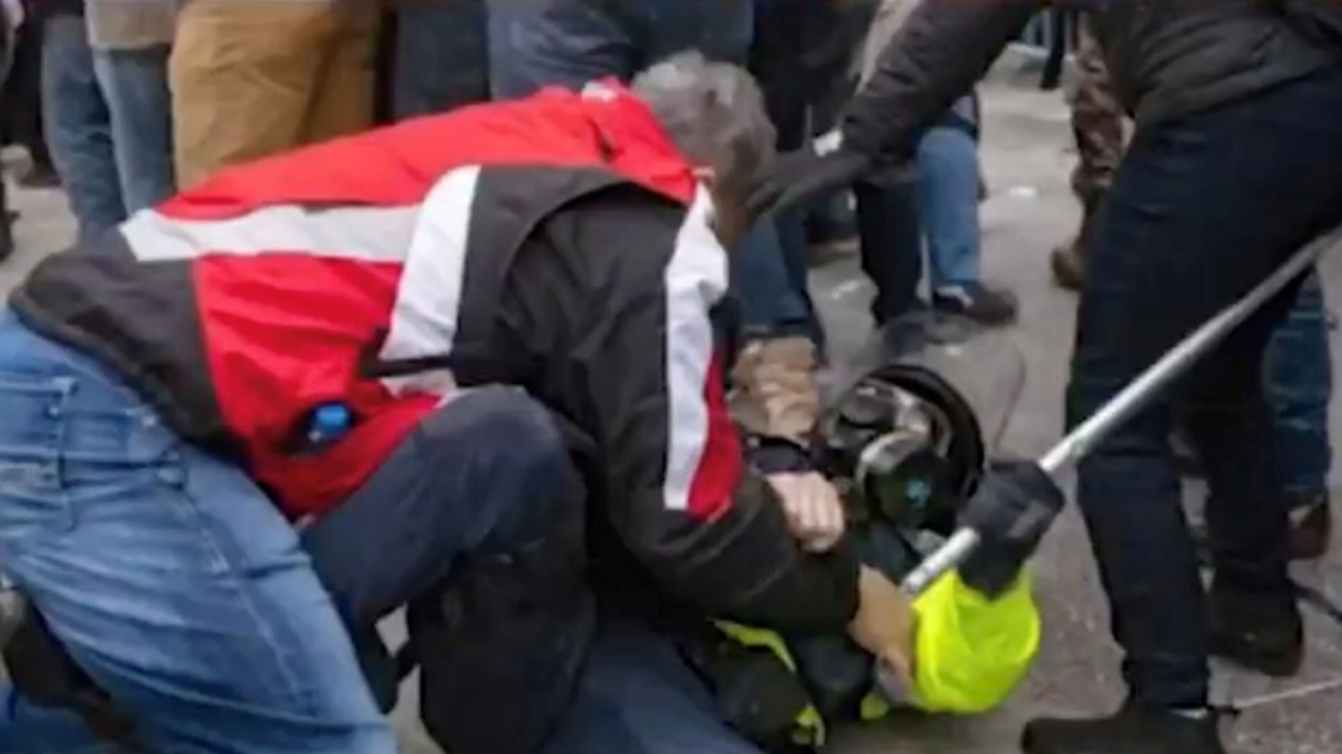 A still from a video included in a US Department of Justice complaint showing New York Police Department (NYPD) officer Thomas Webster on top of Metropolitan Police Department (MPD) officer Noah Rathbun, attempting to remove his gas mask during a confrontation in the US Capitol Insurrection on January 6, 2021. A still from a video included in a US Department of Justice complaint showing New York Police Department (NYPD) officer Thomas Webster on top of Metropolitan Police Department (MPD) officer Noah Rathbun, attempting to remove his gas mask during a confrontation in the US Capitol Insurrection on January 6, 2021. - Sputnik International, 1920, 02.05.2022
