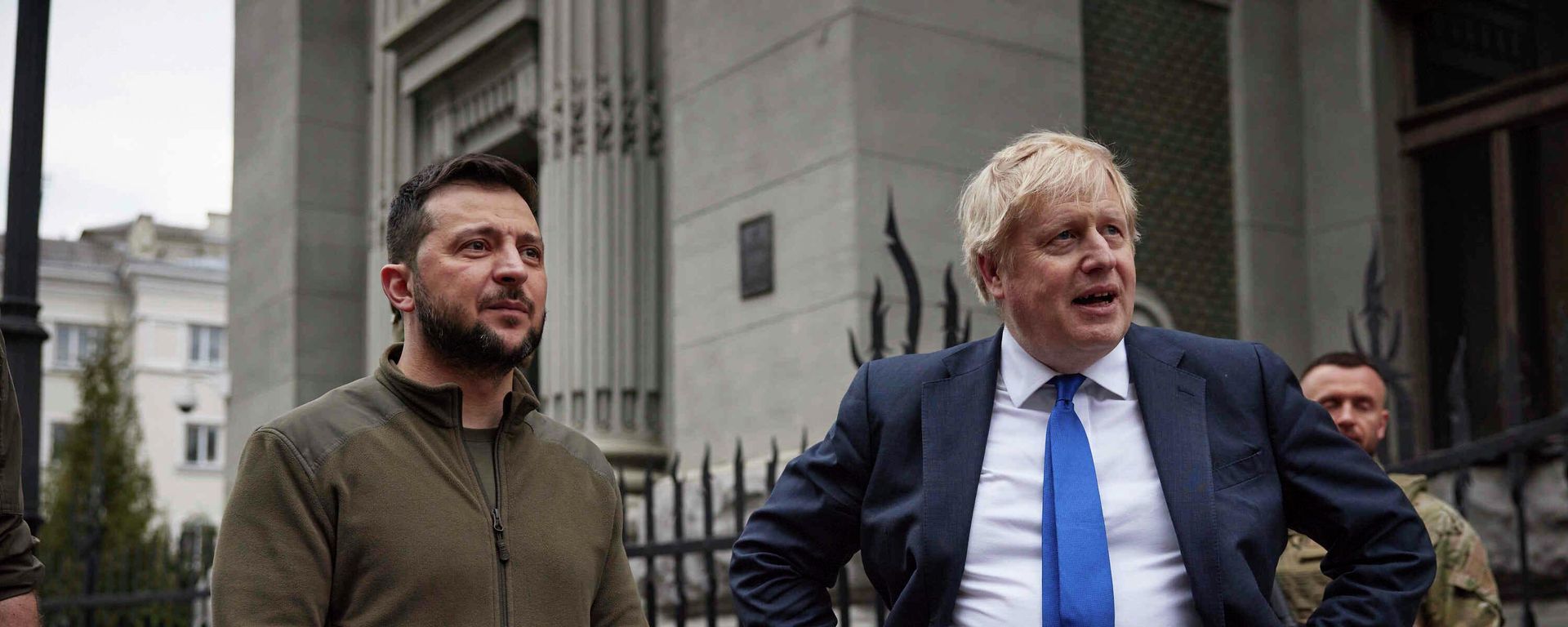 In this image provided by the Ukrainian Presidential Press Office, Ukrainian President Volodymyr Zelensky, left, and Britain's Prime Minister Boris Johnson talk during their walk in downtown Kiev, Ukraine, Saturday, April 9, 2022. In this image provided by the Ukrainian Presidential Press Office, Ukrainian President Volodymyr Zelensky, left, and Britain's Prime Minister Boris Johnson talk during their walk in downtown Kiev, Ukraine, Saturday, April 9, 2022. - Sputnik International, 1920, 25.11.2023