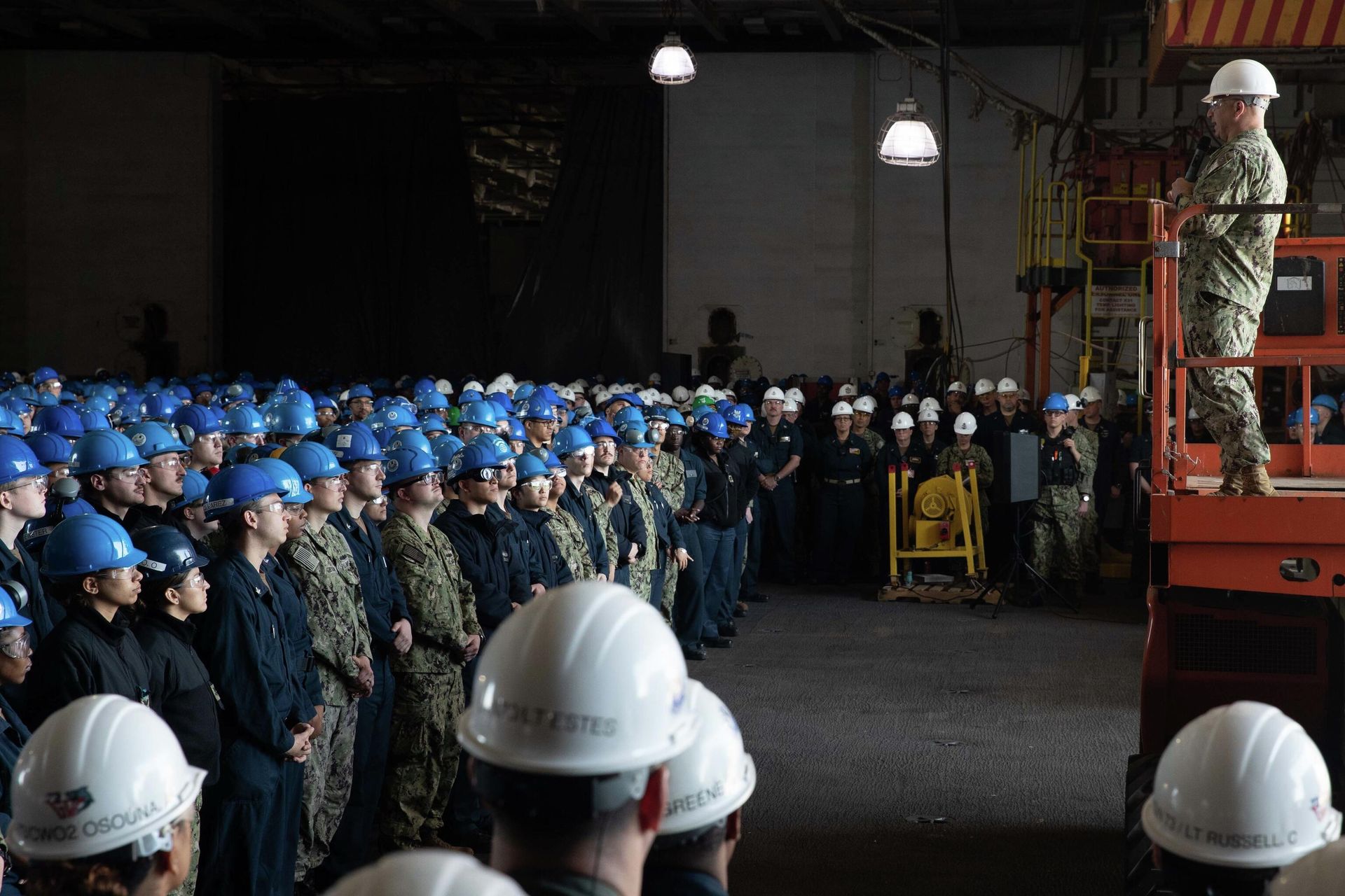 Master Chief Petty Officer of the Navy Russell L. Smith addresses the crew aboard the Nimitz-class aircraft carrier USS George Washington (CVN 73) during an all-hands call in the ship’s hangar bay April 22. George Washington is currently conducting refueling Complex Overhaul (RCOH) at Newport News Shipyard. RCOH is a multi-year project performed only during a carrier’s 50-year service life that includes refueling the ship’s two nuclear reactors, as well as significant repairs, upgrades, and modernization. Master Chief Petty Officer of the Navy Russell L. Smith addresses the crew aboard the Nimitz-class aircraft carrier USS George Washington (CVN 73) during an all-hands call in the ship’s hangar bay April 22. George Washington is currently conducting refueling Complex Overhaul (RCOH) at Newport News Shipyard. RCOH is a multi-year project performed only during a carrier’s 50-year service life that includes refueling the ship’s two nuclear reactors, as well as significant repairs, upgrades, and modernization. - Sputnik International, 1920, 03.05.2022