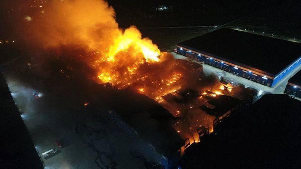 The Ministry of Emergency Situations publishes footage from the Moscow region, where a warehouse is burning on an area of ​​almost 34,000 square meters - Sputnik International