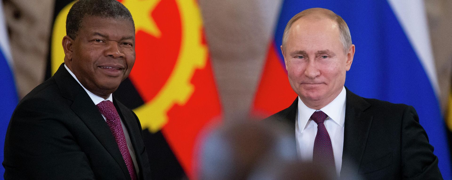 Russian President Vladimir Putin (R) shakes hands with Angola's President Joao Lourenco, after their talks at the Kremlin in Moscow - Sputnik International, 1920, 03.05.2022