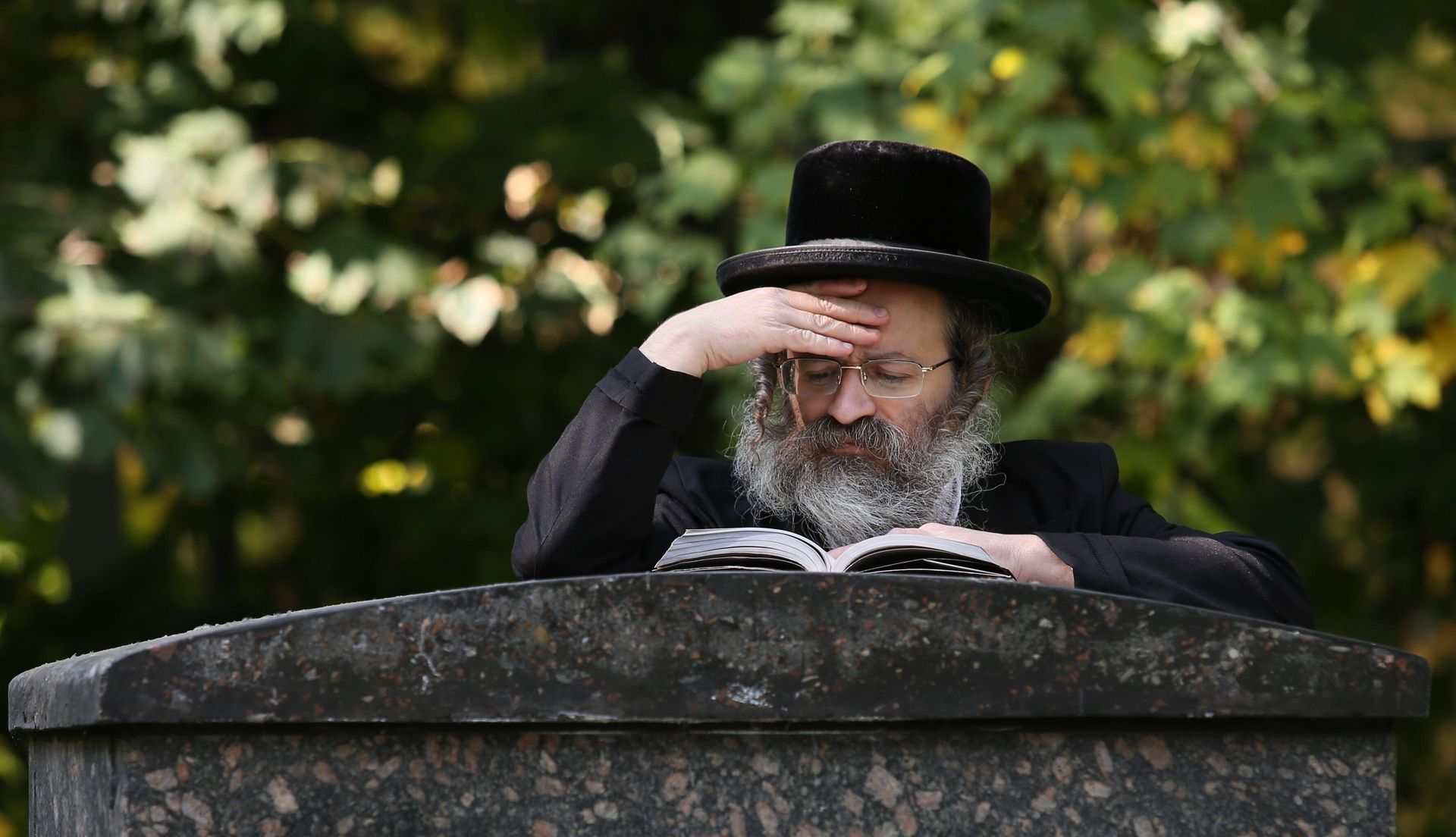 Man reads holy book before ceremony commemorating the mass execution of Soviet Jews at Baby Yar in Kiev in 1941. 2021. - Sputnik International, 1920, 03.05.2022