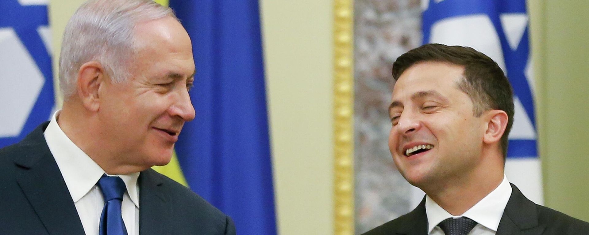 Israeli Prime Minister Benjamin Netanyahu, left, speaks to Ukrainian President Volodymyr Zelenskiy, during a signing ceremony following their talks in Kyiv, Ukraine, Monday, Aug 19, 2019. - Sputnik International, 1920, 03.05.2022