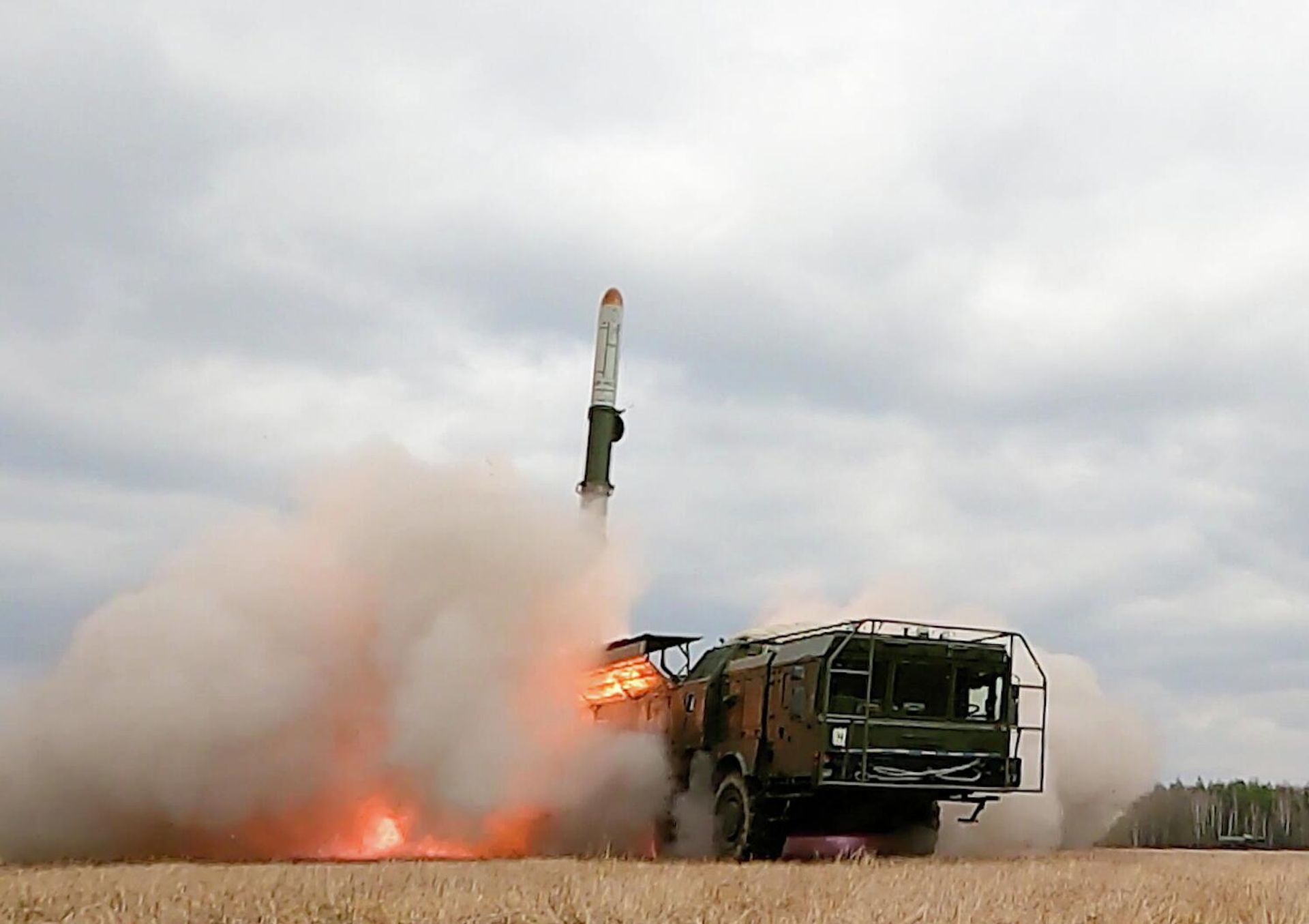 In this handout photo released by the Russian Defence Ministry, Iskander short-range ballistic missile system is used during the Russian military operation. - Sputnik International, 1920, 08.11.2022