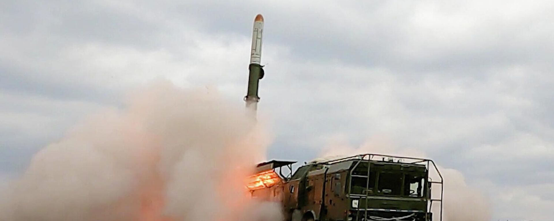 In this handout photo released by the Russian Defence Ministry, Iskander short-range ballistic missile system is used during the Russian military operation. - Sputnik International, 1920, 04.04.2023