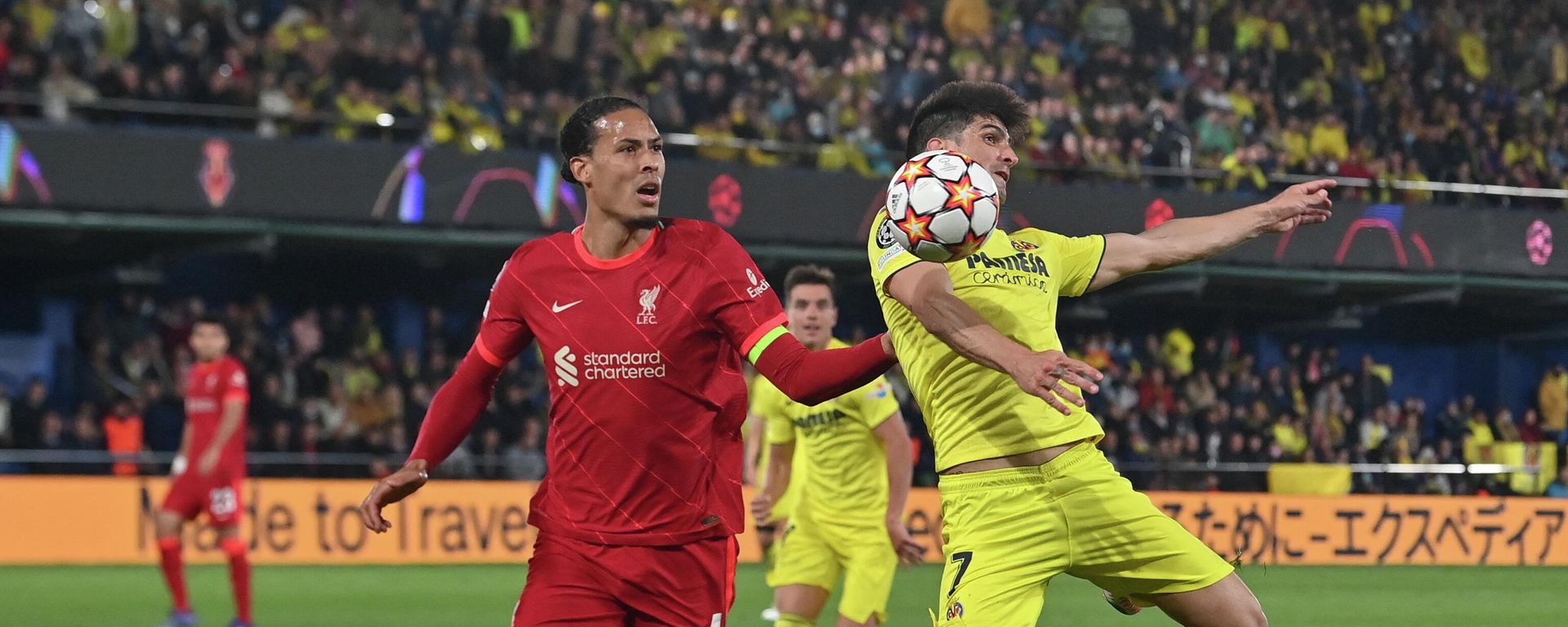 Liverpool's Dutch defender Virgil van Dijk (L) vies with Villarreal's Spanish forward Gerard Moreno during the UEFA Champions League semi final second leg football match between Liverpool and Villarreal CF at La Ceramica stadium in Vila-real on May 3, 2022 - Sputnik International, 1920, 04.05.2022