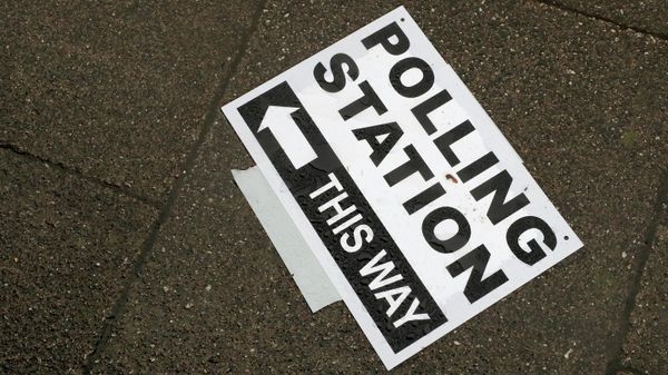 A polling station signpost lies on the pavement, in Twickenham, England (File) - Sputnik International