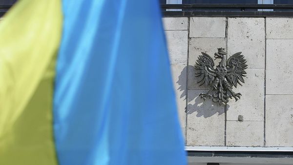 Ukrainian flag and Polish Eagle on the building of the Polish Embassy in Kiev. File photo. - Sputnik International