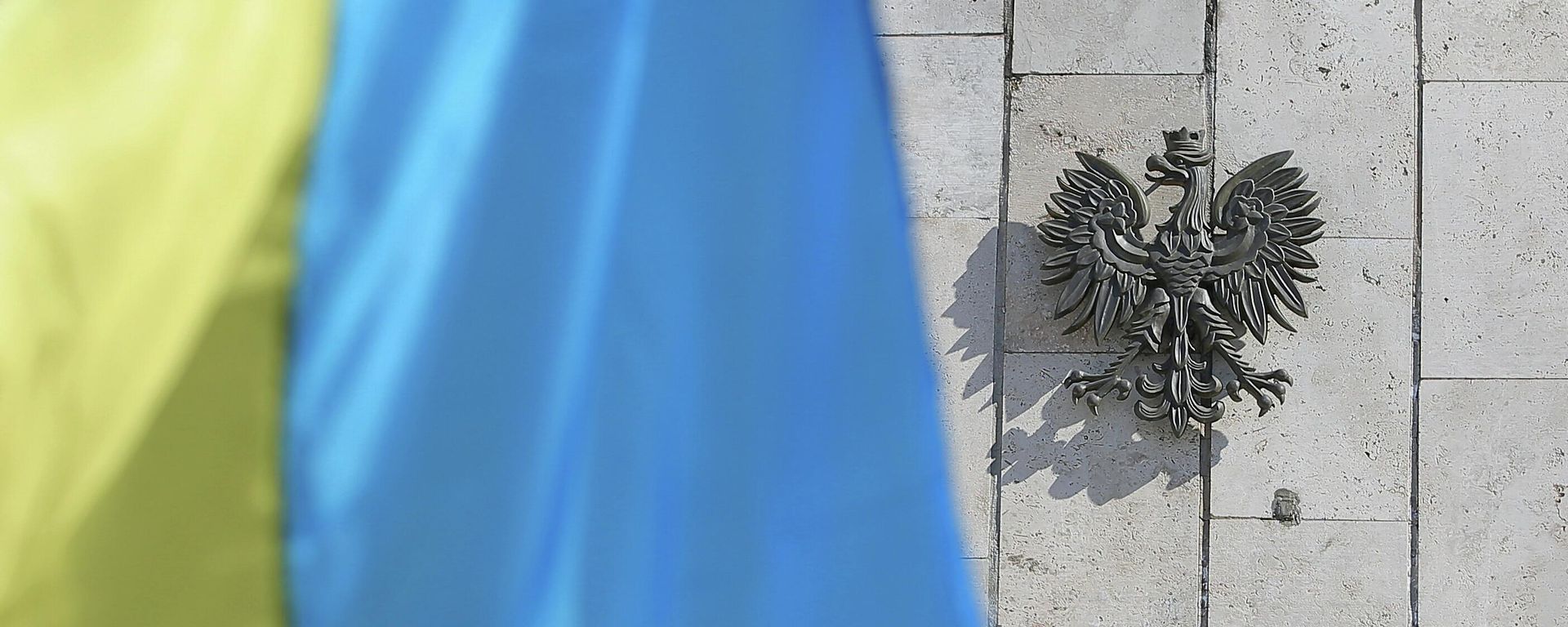 Ukrainian flag and Polish Eagle on the building of the Polish Embassy in Kiev. File photo. - Sputnik International, 1920, 04.05.2022
