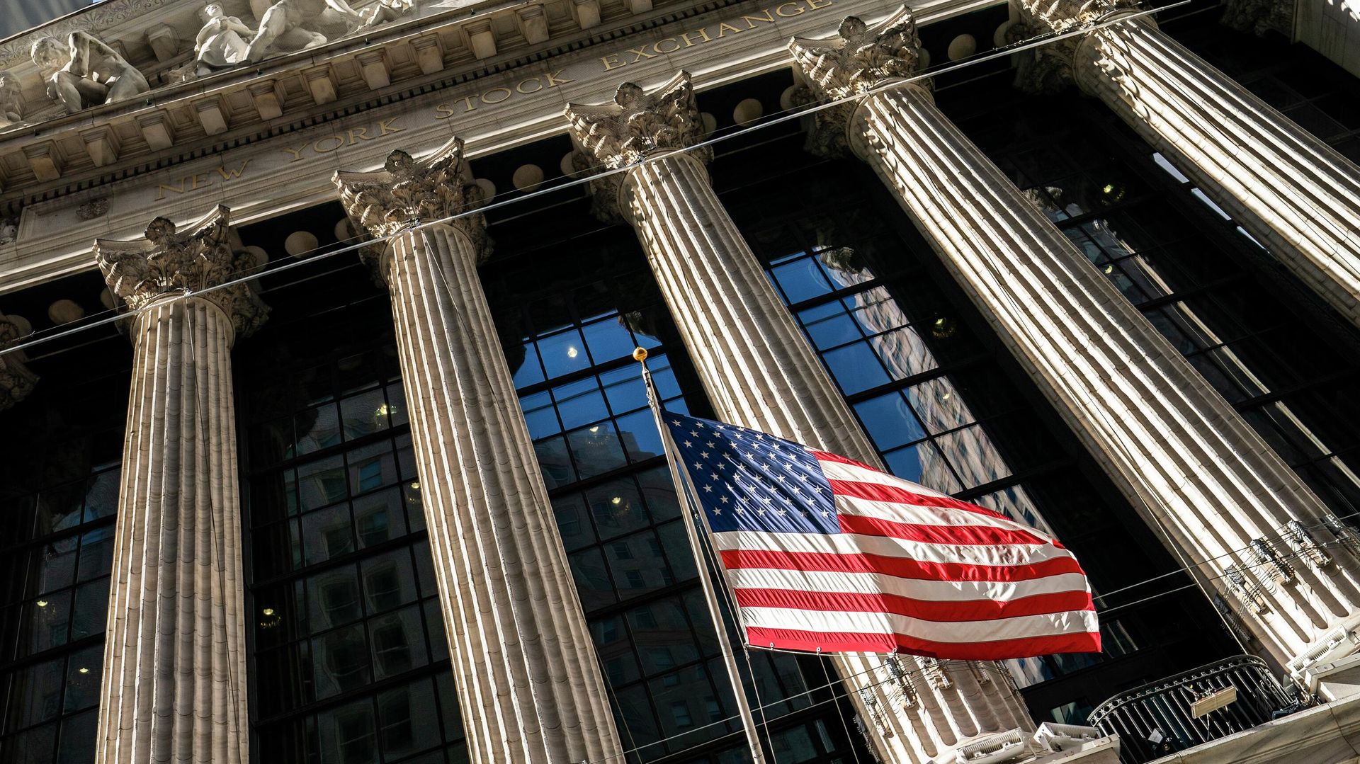 A U.S. flag waves outside the New York Stock Exchange, Monday, Jan. 24, 2022, in New York. Stocks are drifting between small gains and losses in the early going on Wall Street Tuesday, May 3, 2022 as investors await Wednesday's decision by the Federal Reserve on interest rates. The Fed is expected to raise its benchmark rate by twice the usual amount this week as it steps up its fight against inflation, which is at a four-decade high. A U.S. flag waves outside the New York Stock Exchange, Monday, Jan. 24, 2022, in New York. Stocks are drifting between small gains and losses in the early going on Wall Street Tuesday, May 3, 2022 as investors await Wednesday's decision by the Federal Reserve on interest rates. The Fed is expected to raise its benchmark rate by twice the usual amount this week as it steps up its fight against inflation, which is at a four-decade high. - Sputnik International, 1920, 10.11.2022
