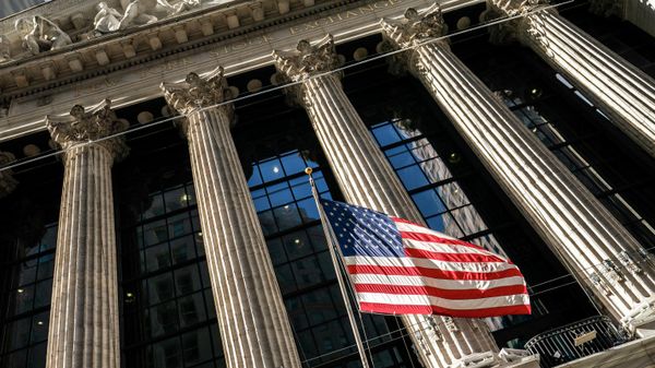 A U.S. flag waves outside the New York Stock Exchange, Monday, Jan. 24, 2022, in New York. Stocks are drifting between small gains and losses in the early going on Wall Street Tuesday, May 3, 2022 as investors await Wednesday's decision by the Federal Reserve on interest rates. The Fed is expected to raise its benchmark rate by twice the usual amount this week as it steps up its fight against inflation, which is at a four-decade high. - Sputnik International