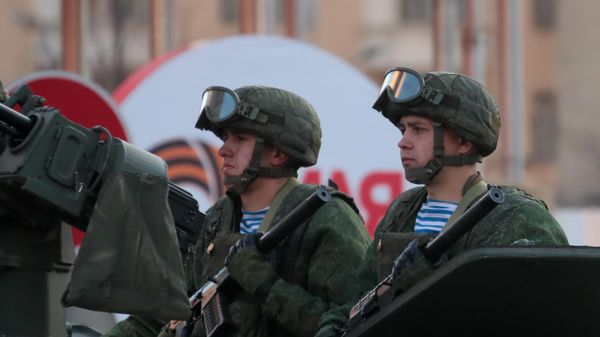Servicemen on Tverskaya Street before the night rehearsal of the military parade marking the 77th anniversary of Victory in the Great Patriotic War. - Sputnik International
