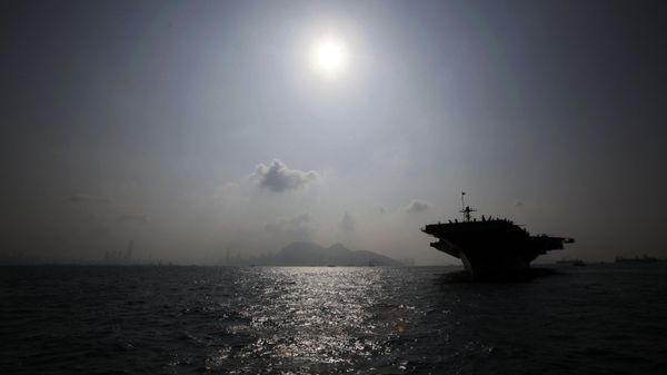 The aircraft carrier USS George Washington anchors in the Hong Kong water Thursday, Oct. 29, 2009 - Sputnik International