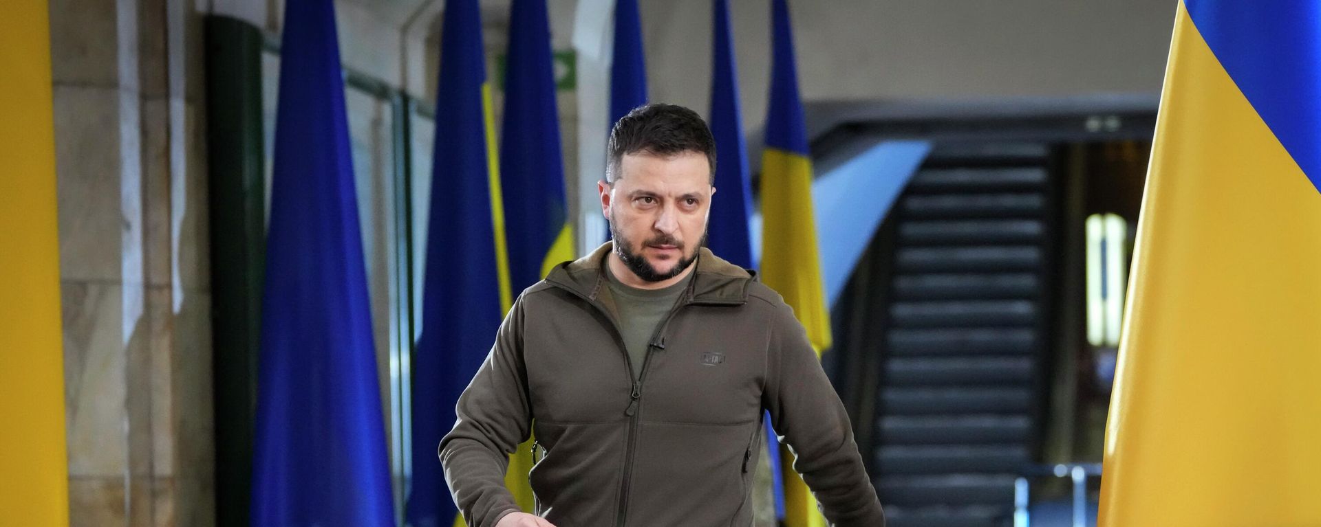 Ukrainian President Volodymyr Zelenskyy walks ahead of a press conference in a city subway under a central square in Kyiv, Ukraine, Saturday, April 23, 2022. - Sputnik International, 1920, 18.07.2022