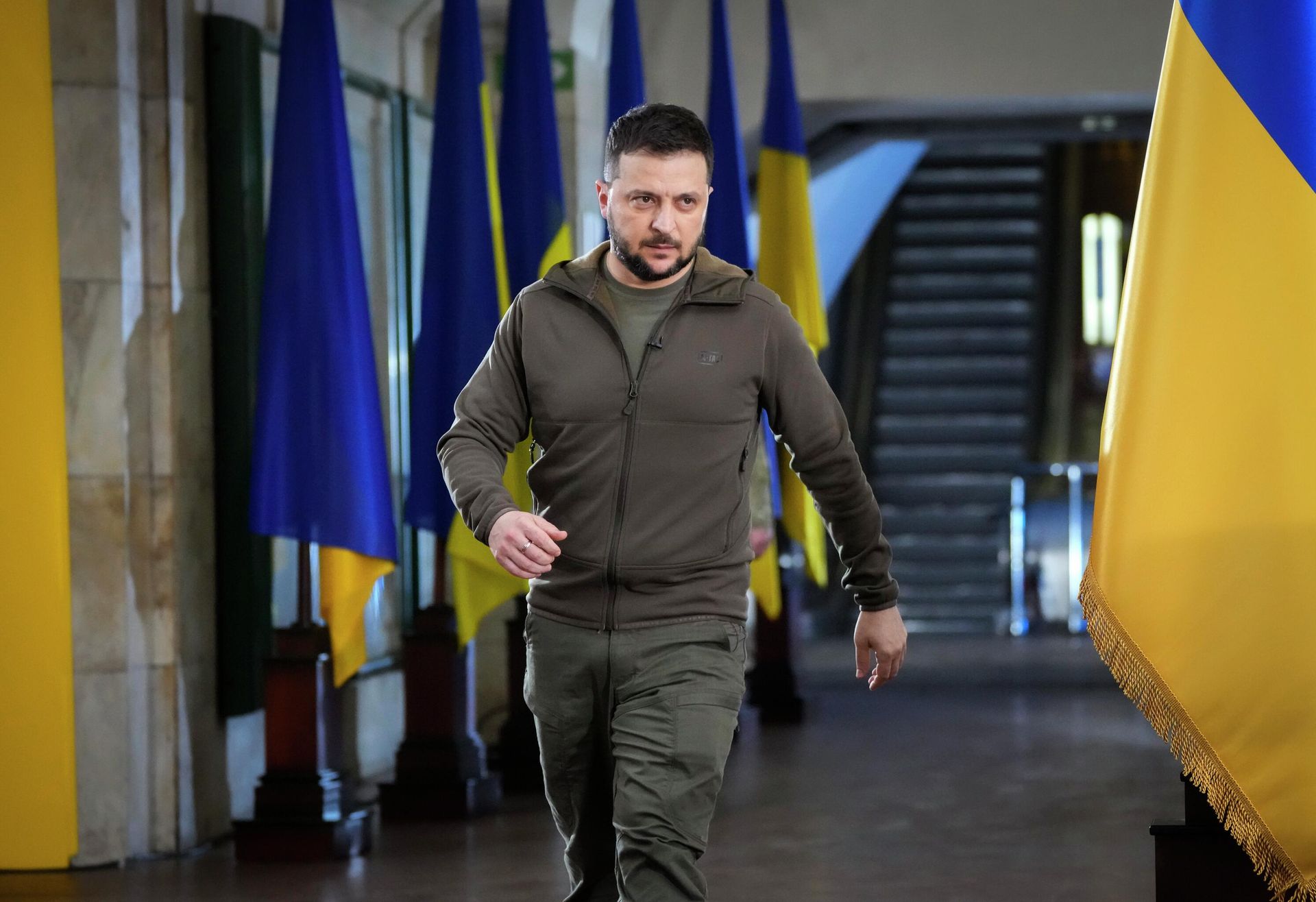 Ukrainian President Volodymyr Zelenskyy walks ahead of a press conference in a city subway under a central square in Kyiv, Ukraine, Saturday, April 23, 2022. - Sputnik International, 1920, 09.06.2022