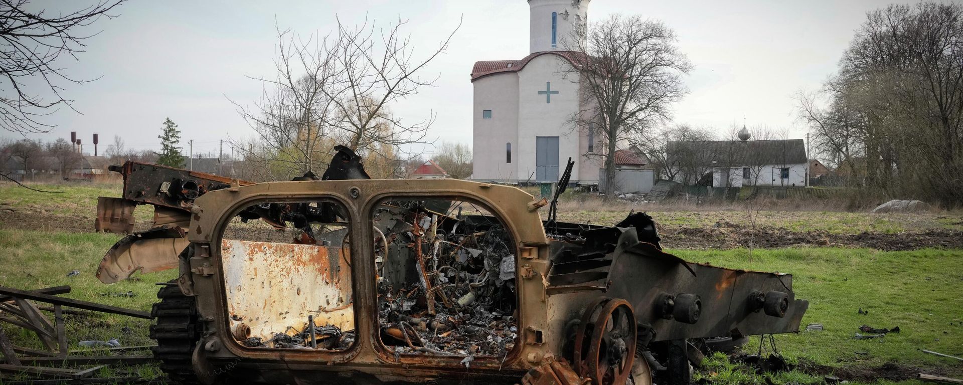 Fragments of a destroyed Russian military vehicle lie against the background of an Orthodox church in the village of Lypivka close to Kiev, Ukraine, on April 11, 2022. Fragments of a destroyed Russian military vehicle lie against the background of an Orthodox church in the village of Lypivka close to Kiev, Ukraine, on April 11, 2022. - Sputnik International, 1920, 20.01.2023