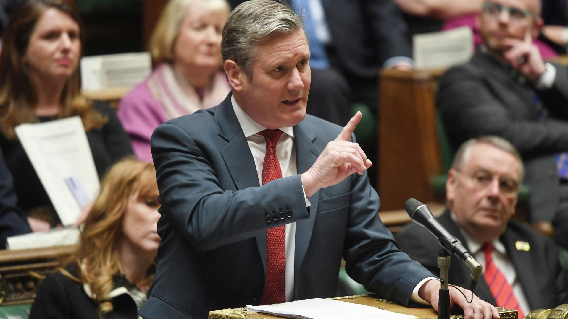 A handout photograph released by the UK Parliament shows Britain's  Labour Party leader Keir Starmer gesturing and speaking during during the Prime Minister's Questions (PMQ) session, in the House of Commons, in London, on April 27, 2022 - Sputnik International, 1920, 05.05.2022