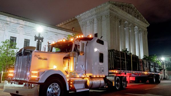 A truck carrying un-scalable fencing sits outside the US Supreme Court in Washington, DC, on May 4, 2022 A truck carrying un-scalable fencing sits outside the US Supreme Court in Washington, DC, on May 4, 2022 - Sputnik International