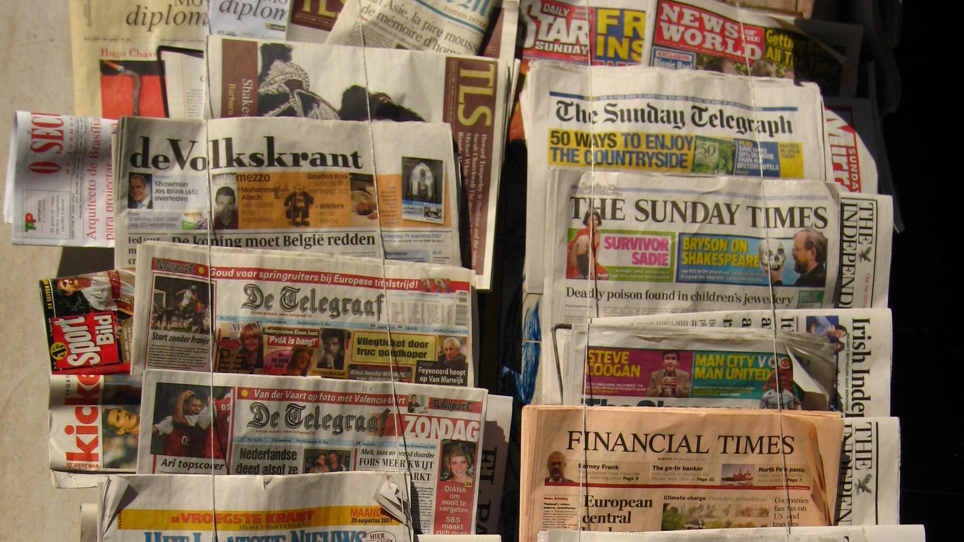 British newspapers for sale in Lisbon, Portugal - Sputnik International, 1920, 26.06.2023
