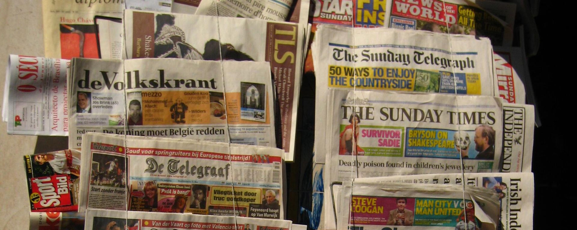 British newspapers for sale in Lisbon, Portugal - Sputnik International, 1920, 26.06.2023
