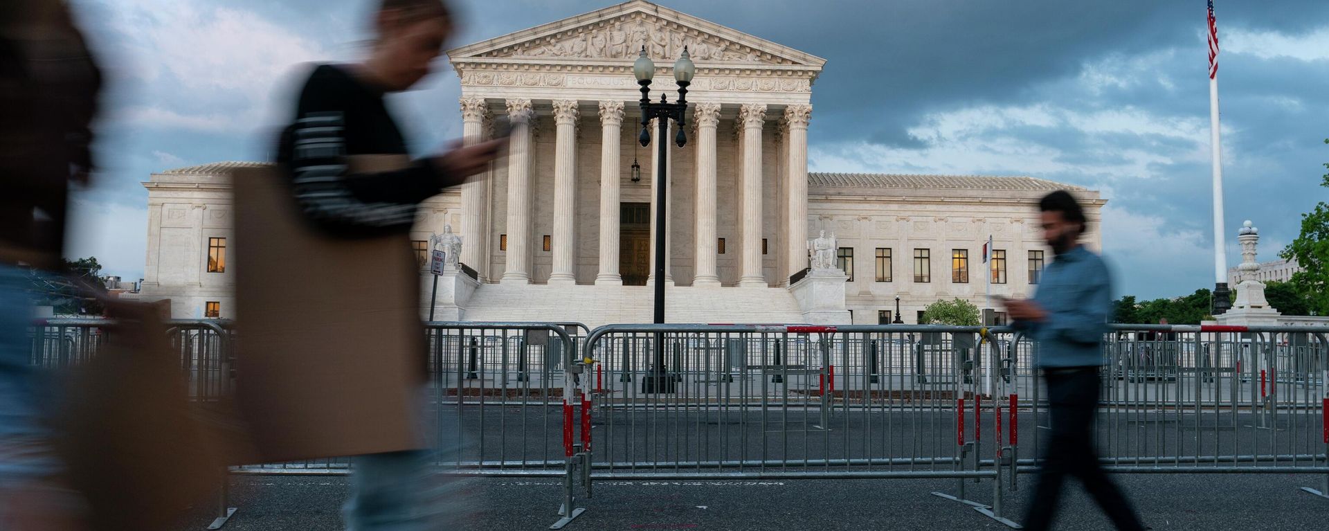 The U.S. Supreme Court building is shown as people walk past, Wednesday, May 4, 2022 in Washington. A draft opinion suggests the U.S. Supreme Court could be poised to overturn the landmark 1973 Roe v. Wade case that legalized abortion nationwide, according to a Politico report released Monday - Sputnik International, 1920, 01.11.2022