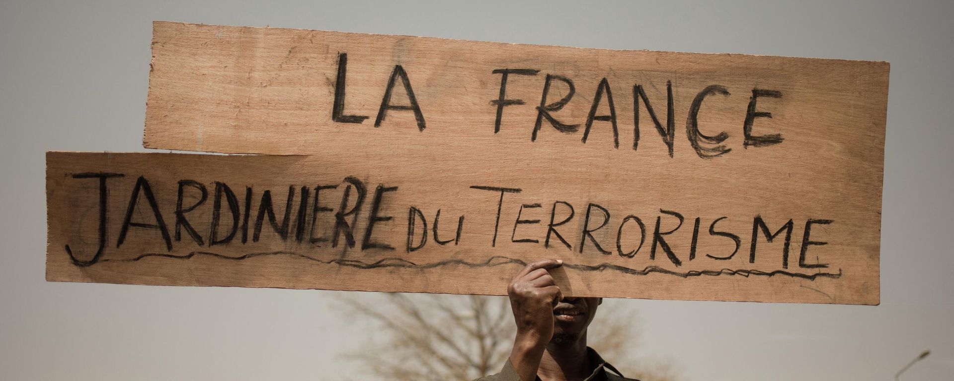 A protester holds a placard reading France, gardener of terrorism during a demonstration organised by the pan-Africanst platform Yerewolo to celebrate France's announcement to withdraw French troops from Mali, in Bamako, on February 19, 2022 A protester holds a placard reading France, gardener of terrorism during a demonstration organised by the pan-Africanst platform Yerewolo to celebrate France's announcement to withdraw French troops from Mali, in Bamako, on February 19, 2022 - Sputnik International, 1920, 05.05.2022