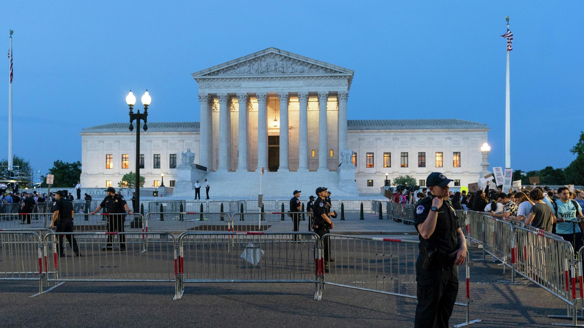 Demonstrators protest outside of the U.S. Supreme Court as law enforcement officers stand ready, May 3, 2022, in Washington. - Sputnik International, 1920, 02.08.2023