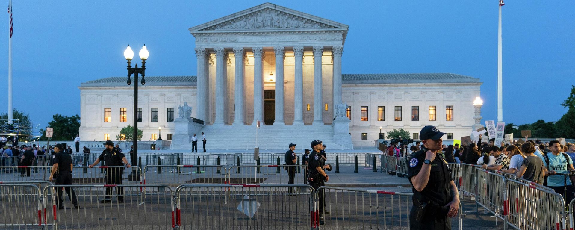 Demonstrators protest outside of the U.S. Supreme Court as law enforcement officers stand ready, May 3, 2022, in Washington. - Sputnik International, 1920, 05.05.2022