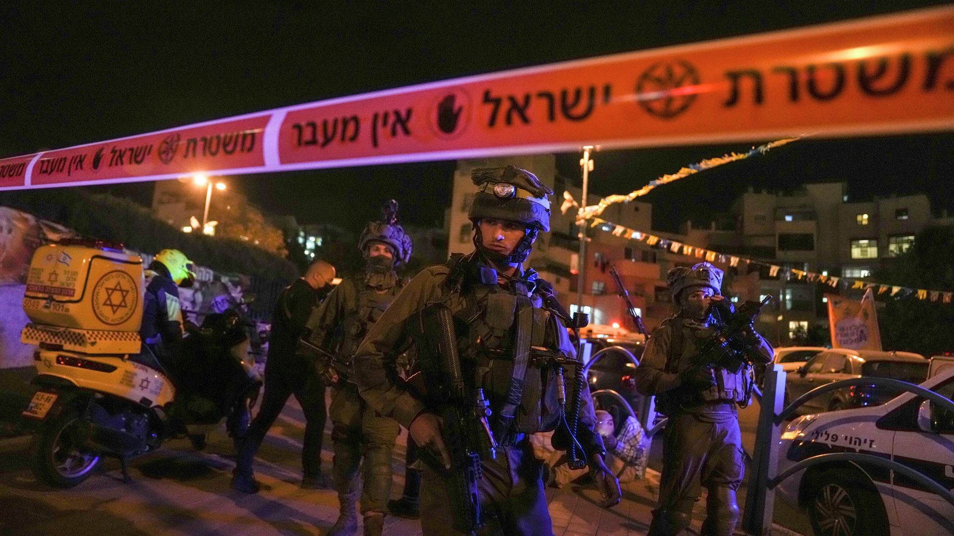 Israeli forces secure the area of a stabbing attack in the town of Elad, Israel, Thursday, May 5, 2022. - Sputnik International, 1920, 05.05.2022
