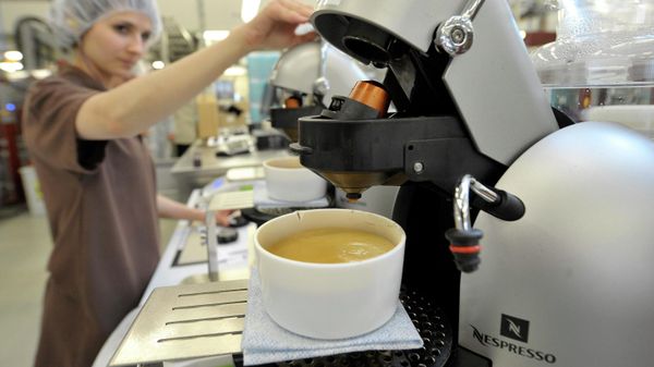 A Nespresso employee tests the coffee in the new coffee production and distribution center of the worldwide pioneer in premium portioned coffee Nestle Nespresso during the inauguration in Avenches, Switzerland, Wednesday, June 10, 2009. - Sputnik International
