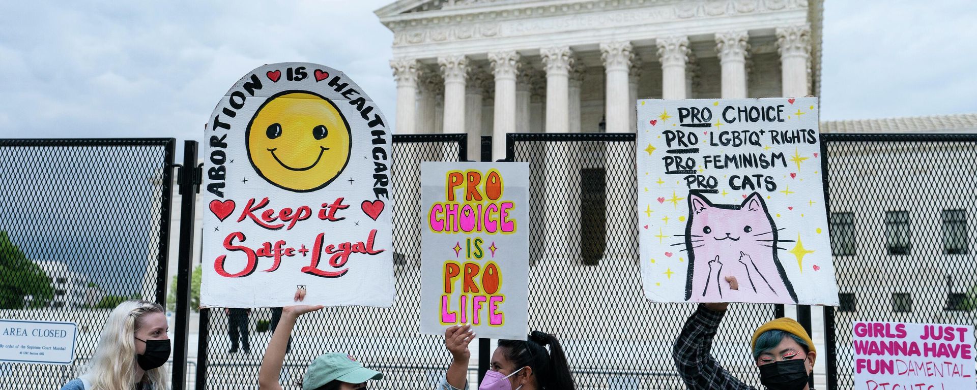 Demonstrators protest outside of the U.S. Supreme Court Thursday, May 5, 2022 in Washington - Sputnik International, 1920, 15.05.2022