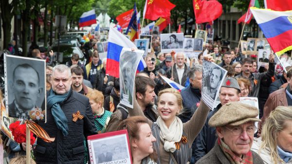 Immortal regiment march in Paris, France. - Sputnik International