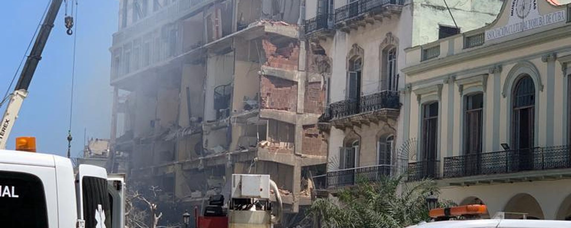 Rescuers work after an explosion in the Saratoga Hotel in Havana, on May 6, 2022. - A powerful explosion Friday destroyed part of a hotel under repair in central Havana, AFP witnessed, with no casualties immediately reported. (Photo by ADALBERTO ROQUE / AFP) - Sputnik International, 1920, 06.05.2022