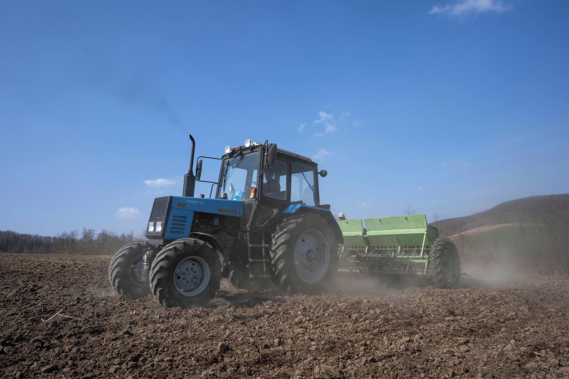 Workers plow wheat on the land belonging to Vasyl Pidhaniak, in Husakiv village, western Ukraine, Saturday, March 26, 2022 - Sputnik International, 1920, 29.05.2022