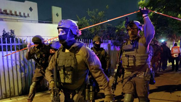 Israeli forces arrive at the scene of an attack in the central city of Elad, on May 5, 2022 - Sputnik International