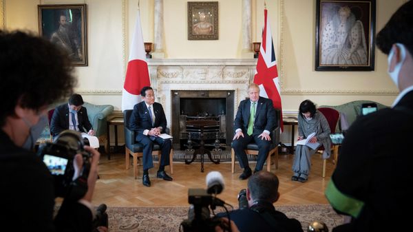 Britain's Prime Minister Boris Johnson, centre right, poses for a photo with Japan's Prime Minister Fumio Kishida, centre left, during their meeting at 10 Downing Street, in London, Thursday, May 5, 2022. - Sputnik International